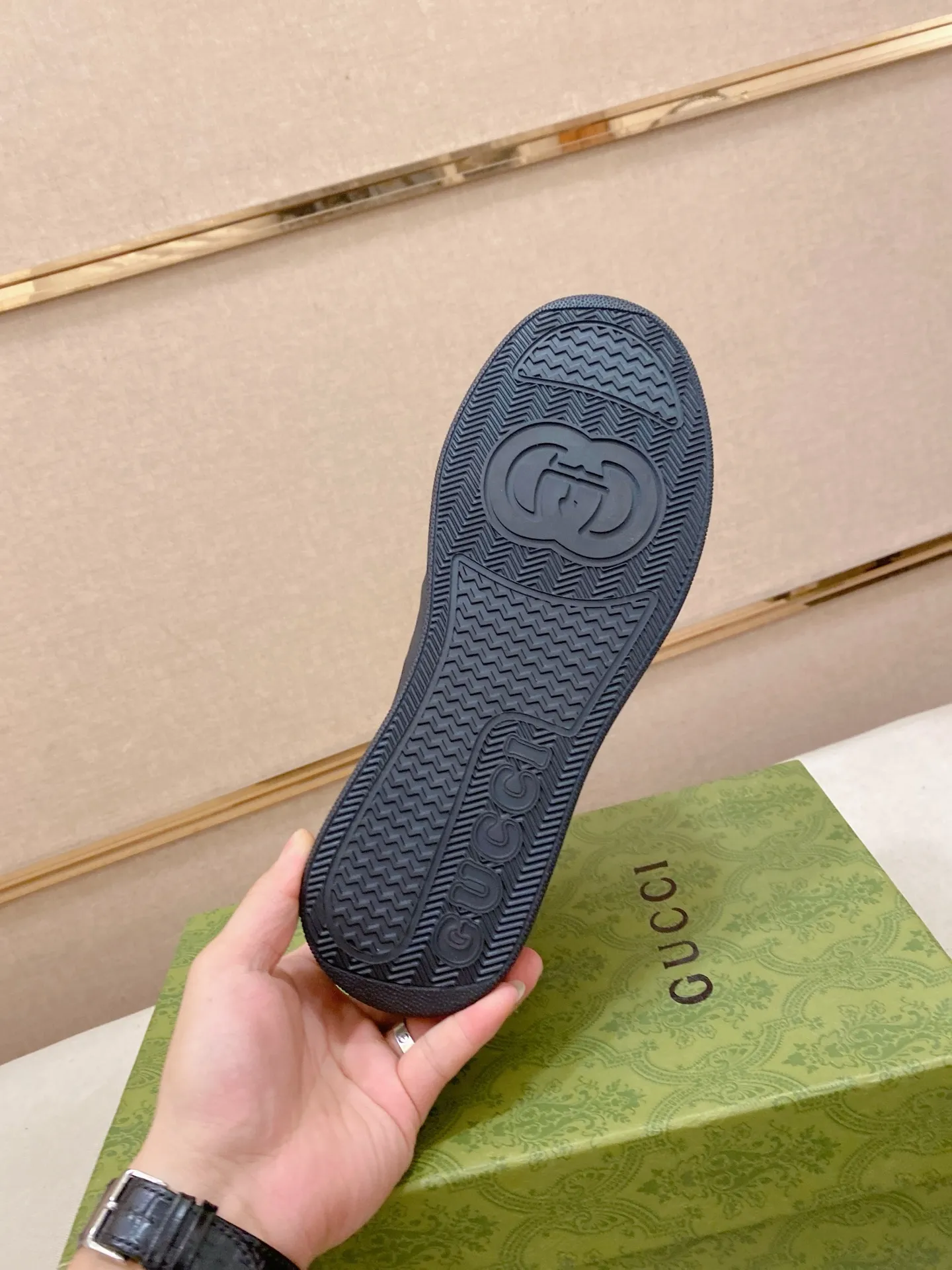 Men's clothing and shoes💰:420💰 (GUCCI) The latest model from the official website🎁🎁Casual and fashionable men's shoes👟, hot style💥The version is simple and elegant, exclusive for trendy men. The unique latest brand elements from the official website👑Original Gucci decoration, fashionable and generous, the fabric is original cowhide ✅Mesh breathable lining, the official website specifies wear-resistant casual outsole, the classic model is taken in kind at the counter🎬38-44 (can be customized for 45 non-refundable)